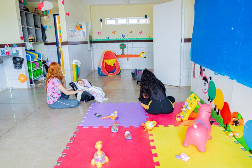 Educadoras utilizam brinquedos para estimular o desenvolvimento