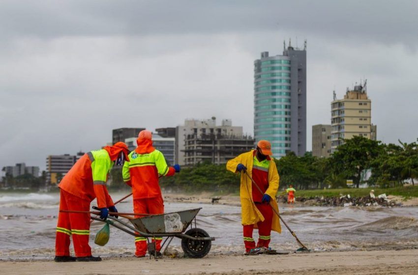 Toneladas de lixo são retiradas da foz do Salgadinho