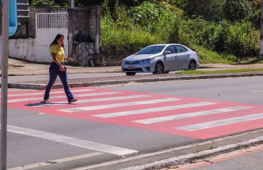 Faixas de pedestres nos bairros Cruz das Almas e Jacarecica recebem reforço na pintura