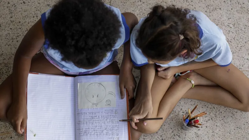 Metade dos estudantes não vê debate antirracista na escola, diz estudo