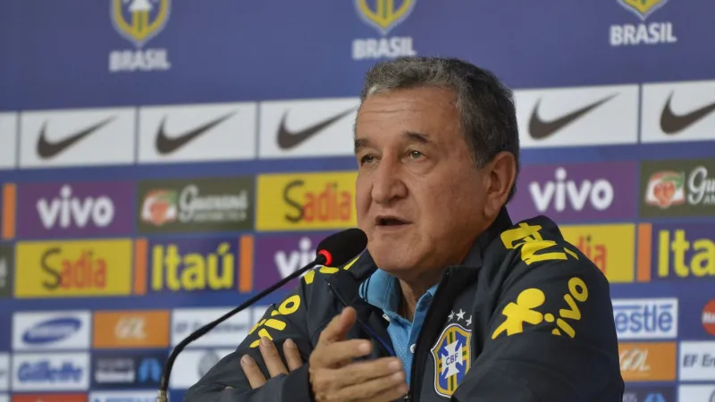 Técnico do tetra, Parreira apresenta melhora, mas permanece na UTI