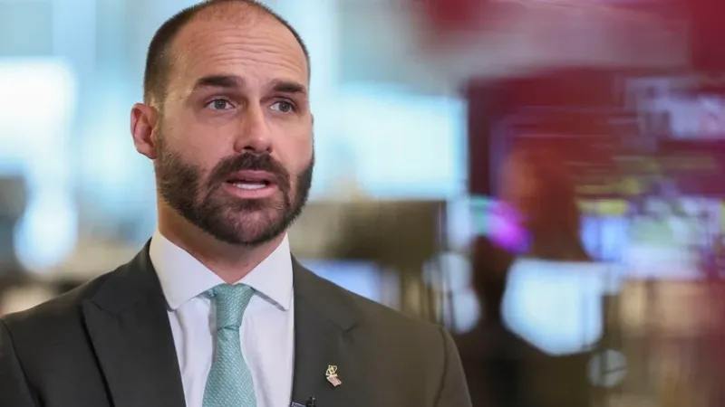 Eduardo Bolsonaro é afastado pela PF do cargo de escrivão