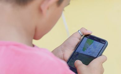 Modelo de rede digital afeta desenvolvimento infantil, diz secretário