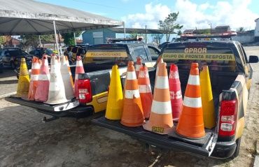 Agentes do DMTT recolhem materiais utilizados para guardar vagas de estacionamento