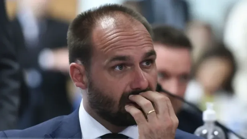 Após cassações, Câmara cancela passaporte diplomático de Eduardo Bolsonaro e Ramagem