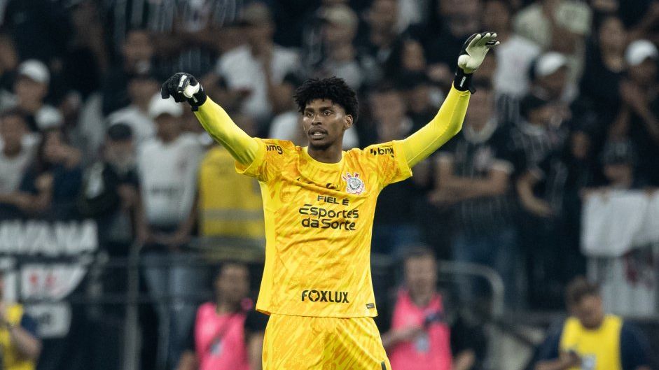 Hugo Souza classifica Corinthians nos pênaltis após equipe tomar virada na Copa Sul-Americana