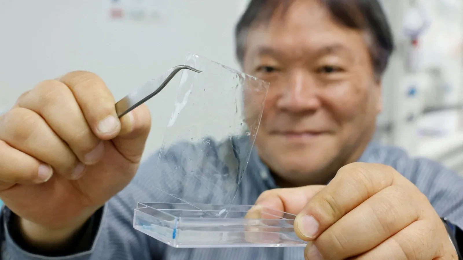 Cientistas no Japão desenvolvem plástico que dissolve na água do mar em poucas horas
