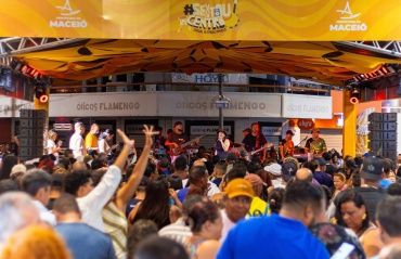 Sextou no Centro reúne centenas de pessoas em noite de samba e reggae no Calçadão