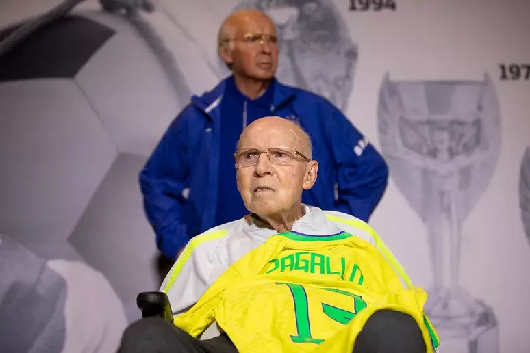 Zagallo é internado no Rio para tratar infecção urinária