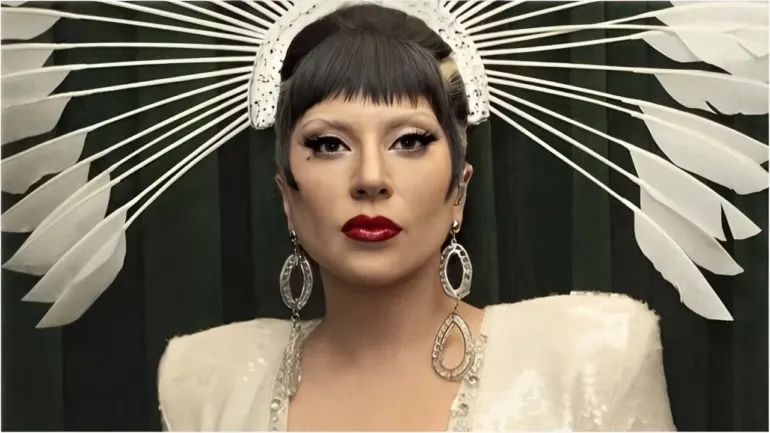 Lady Gaga manda distribuir pizza para fãs acampados na porta do hotel no Rio