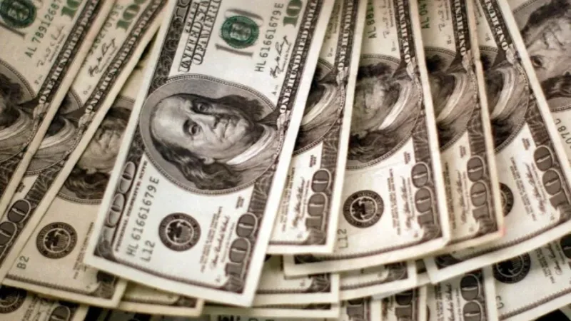 Dólar fecha perto da estabilidade, a R$ 5,25; Ibovespa começa a semana em alta de 0,79%