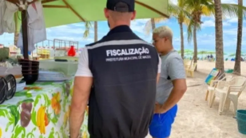 Ação integrada orienta ambulantes na faixa de areia da orla marítima de Maceió