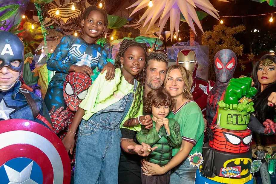 Gio Ewbank e Bruno Gagliasso comemoram aniversário do filho na Disney