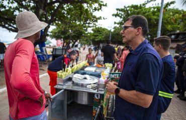Ação educativa orienta sobre a segurança de ambulantes na orla marítima de Maceió