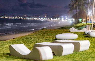 Praias de Jatiúca e Cruz das Almas recebem novos mobiliários