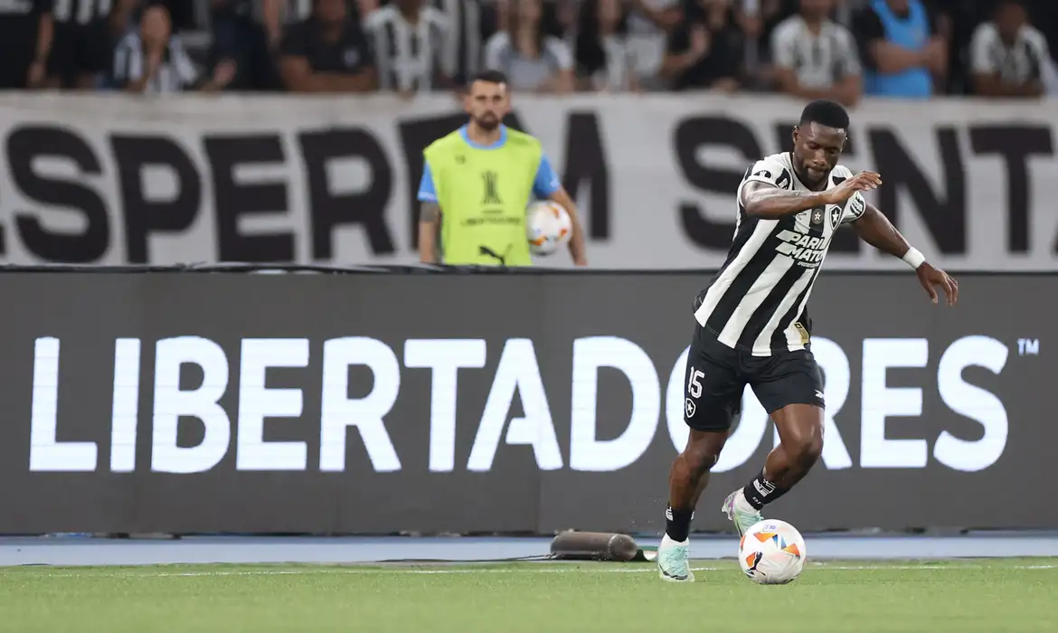 Pelo sonho da Libertadores, Botafogo recebe o Peñarol no Nilton Santos