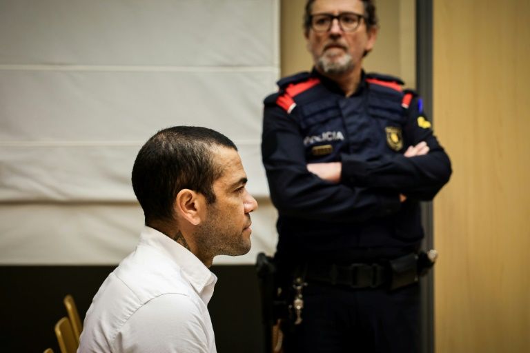 Daniel Alves paga fiança de 1 milhão de euros e deve sair da prisão nas próximas horas