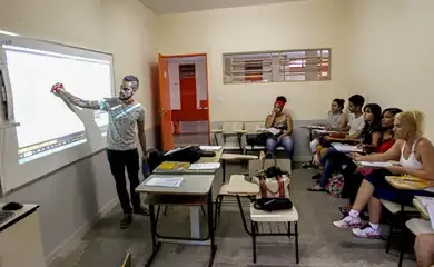Câmara pode votar nesta terça bolsa para manter jovem no ensino médio