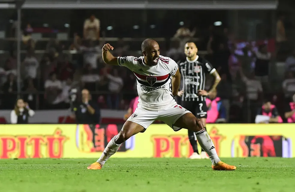 Iluminado: Lucas faz gol, canta com a torcida, lidera desarmes, chora e põe o São Paulo na final