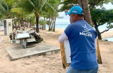 Operação Praia Limpa recolhe jangadas abandonadas e 80 toneladas de entulhos na orla