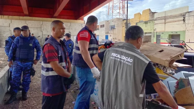 Prefeitura de Maceió volta a remover estruturas irregulares no Viaduto do Bonfim