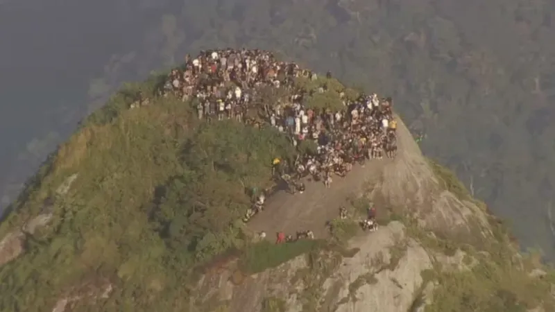 Turistas ficam ‘ilhados’ em Morro Dois Irmãos durante tiroteio no Vidigal