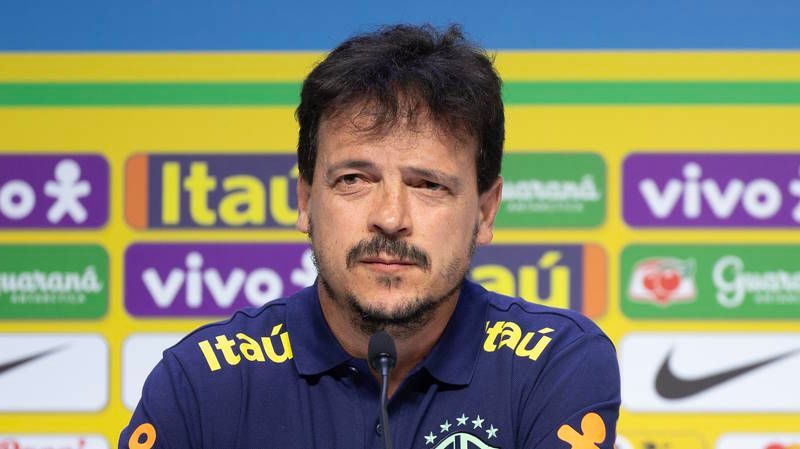 Diniz inicia era na seleção enaltecendo o prazer de jogar futebol e faz afago em Neymar