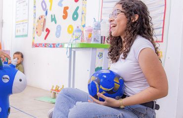Trabalho de auxiliares reforça acesso à educação inclusiva