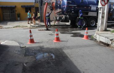 Infraestrutura faz mutirão para limpeza de galerias em ruas de Cruz das Almas