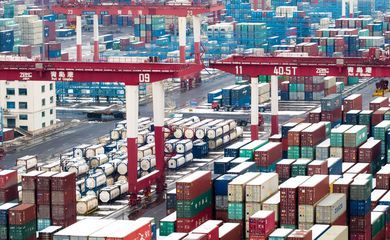 Exportações na China ganham velocidade, mas riscos globais preocupam