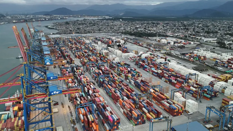 Exportações batem recorde e déficit das contas externas cai em junho