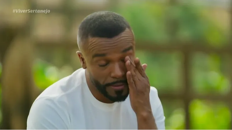 Alexandre Pires chora na Globo ao relembrar infância difícil