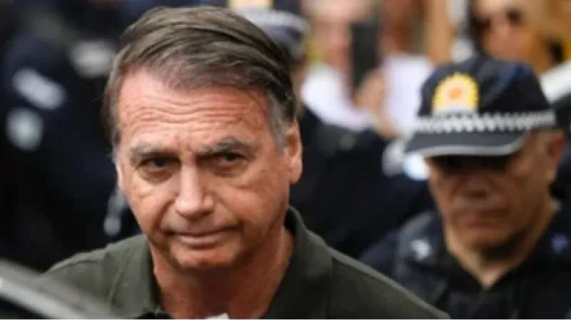 Procedimento não garante fim das crises de soluço de Bolsonaro, diz médico