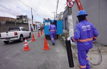 Ilumina inicia retirada de fios obsoletos na Rua Melo Morais após incêndios em postes