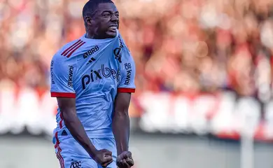 Fla marca no fim e vence Atlético-GO na estreia do Brasileirão