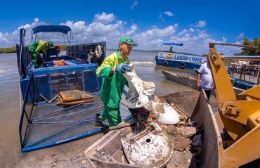 Volume de lixo tirado da Lagoa Mundaú pelos Ecoboats caiu pelo 5º mês seguido