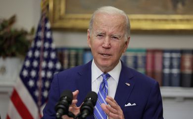 Biden sanciona lei que limita acesso a armas