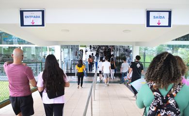 Reajustes das mensalidades deixam estudantes sem opção