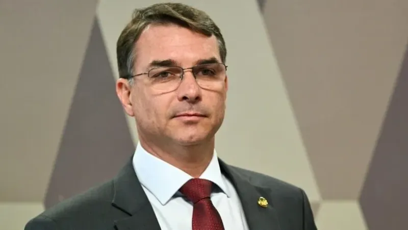Flávio Bolsonaro cresce e empata tecnicamente com Lula no 2º turno