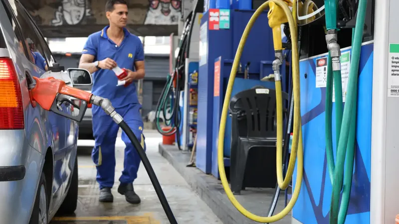 Subsídio de R$ 0,44 por litro da gasolina é prorrogado por 30 dias