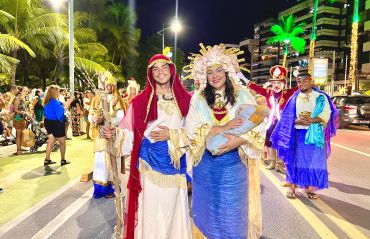 Parada do Natal de Todos Nós encanta público com cores, luzes e magia natalina