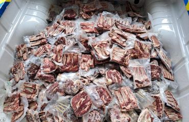 Vigilância Sanitária de Maceió apreende 120 kg de carnes em supermercado na Ponta Verde
