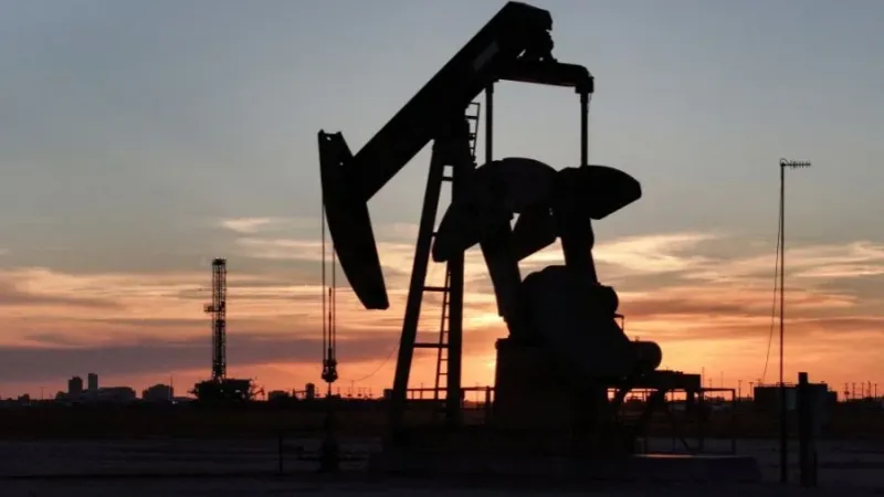 Petróleo desaba 10% após Irã anunciar reabertura do Estreito de Ormuz durante cessar-fogo