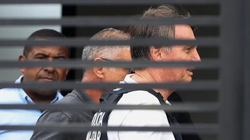 Bolsonaro recebe alta e segue para prisão domiciliar