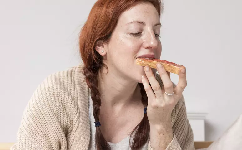 É normal sentir mais fome no frio, mas por que isso acontece?