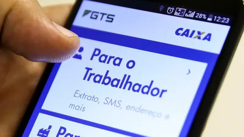 Usar o FGTS para quitar dívidas pode valer a pena, mas reduz proteção financeira