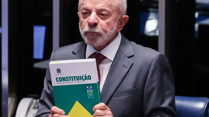 Lula faz campanha em MG e celebra fim da jornada 6x1