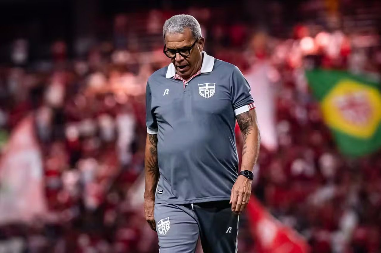 Questão financeira pesa, e CRB anuncia a saída do técnico Hélio dos Anjos