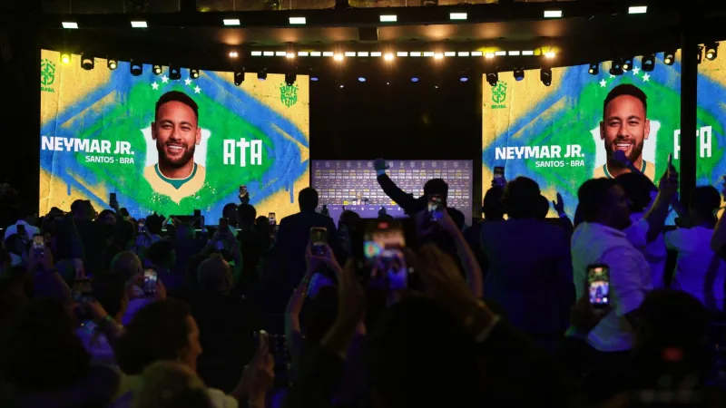 Neymar não treina em apresentação e preocupa a duas semanas da Copa