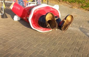 Vândalos destroem decoração natalina em Jacarecica 